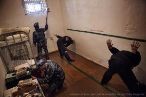 Я вот считаю что смертная казнь  это слишком гуманно. Надо сажать на пожизненное, и не просто чтоб сидели, а постоянно работали на износ - а кто работать не  хочет, того пускай охрана лупит резиновым шлангом по жопе, оно не смертельно , но очень больно, и рацион сокращают, вместе с прогулками и свиданками с родственниками. И так чтоб эта тварь мучалась до конца жизни, осознавая что покинет  оно это место, только ножками вперед, и никогда в жизни больше не займётся сексом с противоположным полом (тока если с сокамерником), не покушает шашлык, не покупается в реке, не попьёт холодного пива, не поиграет в компьютерные игры, не поуправляет автомобилем итд.. а будет работать 7 дней в неделю, бегать по коридорам раком, спать и ходить в туалет только с разрешения, жрать перловку с резиновой курицей и работать на местной каменоломне, регулярно выхватывая от охраны за косой взгляд, плохое слово или неповиновение.
Вот такие репортажи надо делать и показывать по ТВ, они заставляют даже самого отпетого дебила -задуматься, а стоит ли лишать другого человека жизни.
Хача этого 27-летнего, что девчонку зарезал на улице, я б на такой режим отправил. Мот других хаче поудержит от их животных понятий, да и девушки может поймут, что быть чернильницей, это такое себе занятие.