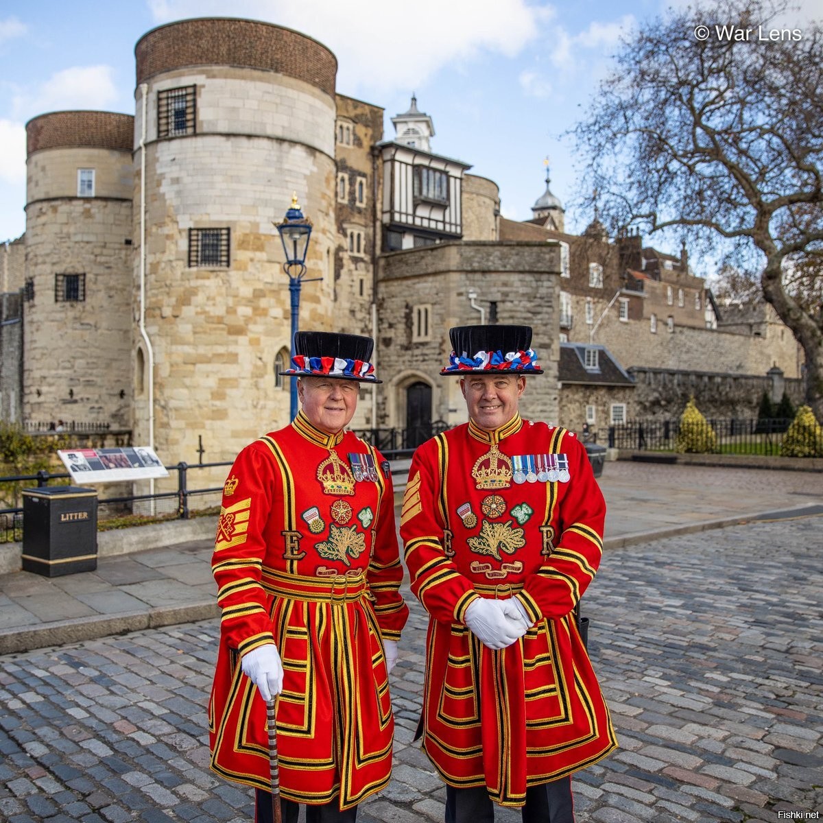 Beefeater tower. Стражи Тауэр (бифитеры). Тауэр Лондон бифитеры. Лондонский Тауэр стражники. Бифитер Страж Тауэра.