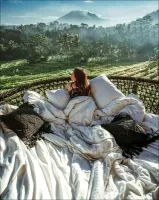 Нафиг нафиг, рядом или внутри джунглей спать. Ночью сядет твою не защищенную часть организма какая-нибудь балямба и отложит личинок..