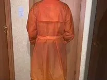 На мой взгляд плащ лучше. Правда в настоящее время у плащей нет того, что было раньше на плащах болонья в 60-70 годы. В верхней части на спине был специальный клапан для проветривания. А так конечно в дождь можно вспотеть.