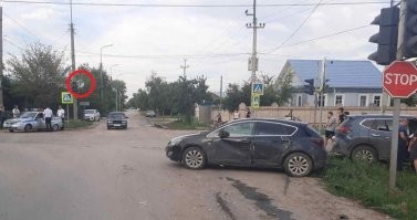 А сдается мне, что на противоположной стороне перекрестка также установлен знак 2.5 (движение без остановки запрещено), так что похоже, водитель Опеля неправ.