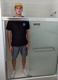 19. «Арендодатель сказал, что устанавливает душевые двери»
ну на фото двухметровый жлоб(что бы подчеркнуть абсурдность работы), если смотреть что пользоваться будут обычные люди то высота двери достаточна что бы выполнить свою защитную функцию, учитывая на какой высоте душевая сетка.