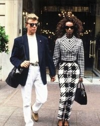 кукла, которая от человека справа деревянная или пластиковая?