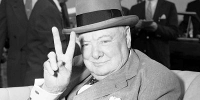 19. Вообще-то этот жест - жест означающий "Победа" (Victory). Очень часто использовался У. Черчиллем. И отсылка-жест, скорее к нему.