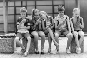 Аффтар - кретин!

Средний Волочек, ССССР, 1953г. Автор: Залупек Урмудаев.