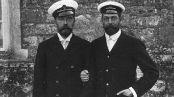 Это король Великобритании Георг 5-й, двоюродный брат Николашки Кровавого. Они похожи.
