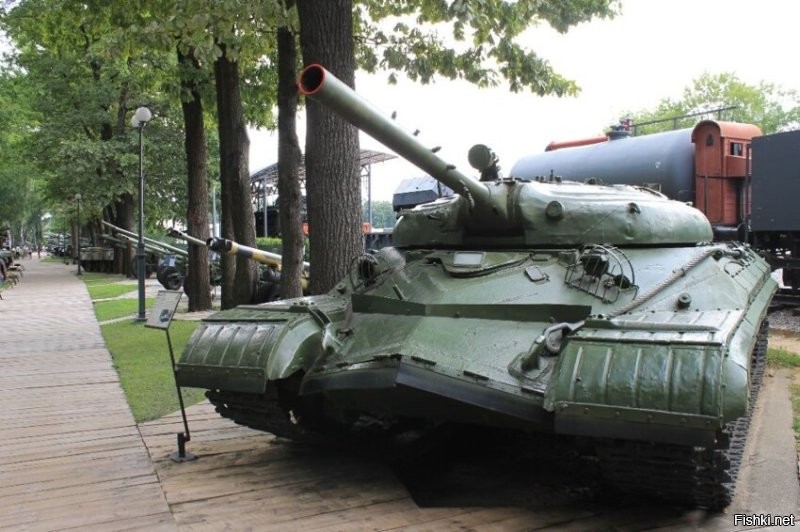 Вопрос знатокам, что это за танк (похож на ИС-3, но явно не он, он есть ниже)?