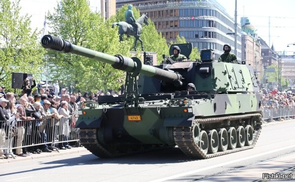 Польша передаст Украине восемь самоходных гаубиц Krab



«Завершаются последние формальности, и техника будет доставлена на территорию Украины»,   говорится в сообщении.

Вооружение будет передано в рамках межправительственного соглашения между Польшей и Украиной, подписанного в Киеве в начале июня. В рамках контракта также для украинских вооруженных сил будет произведено еще 60 гаубиц Krab.

В мае Польша уже передала Украине 18 гаубиц Krab калибра 155 мм. Эта техника была поставлена безвозмездно из запасов польских войск. Польша также обучила 100 украинских артиллеристов работе с гаубицами. Еще шесть единиц техники аналогичного типа   самоходные артиллерийские установки Caesar   Украине тогда подарила Франция.

Гаубицы Krab в течение нескольких лет находятся на вооружении польской армии, которая до последнего времени была их единственным эксплуатантом. Максимальная дальность стрельбы орудия 40 км, скорострельность   шесть выстрелов в минуту. Гусеничное шасси «крабов» производится по южнокорейской лицензии, а пушка калибра 155 мм является модификацией британского оружия.
 


ЗЫ
Восемь самоходных гаубиц Krab уже готовы к передаче украинским войскам, но они станут законной целью ВКС РФ, как только пересекут границу Украины.