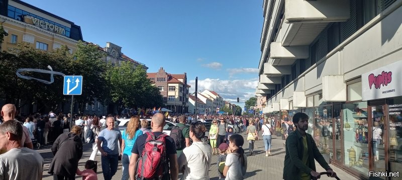 Я это видел) Только не понял чего это до него докопались, не розумию блин литовску мову
Вторую неделю в Клайпеде уже, на верфи BLRT
О том что тут какой то праздник моря понял когда местные пошли толпой по улицам что то крича в мегафон.
Третий день тут народ пьянствует.