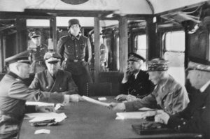 Зато есть фото 1940 года, когда немцы после успешной кампании против Франции, вытащили тот же самый вагон Фоша из музея и притащили в тот же Компьенский лес.

На фото после подписания второй слева в нижнем ряду Максим Вейган. Был доверенным лицом маршала Фоша, четвертый слева в нижнем ряду.

На фото снизу уже он сам подписывает Второе Компьенское перемирие. Ирония: в том же вагоне, в том же месте.