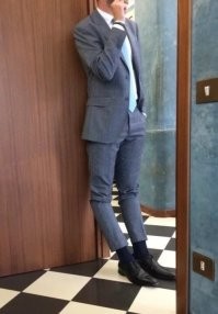 Конечно удобно. Волнует другое? Не вредно ли этому организму вдыхать кислород и сигаретный дым? Вдруг среда на его планете совсем другая и основа жизни - не углеродная? А кремниевая, например?