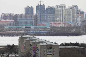 Уже смешит это чисто русское - «сраный Китай»  
Если что - хрущобы на первом плане - это Россия, а за рекой - «сраный» Китай