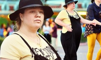 На фото у автора ей её польстили. Кларксон прям совсем расслабилась. Тут она правда беременная, но уж больно на кондуктора в автобусе похожа.