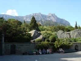 Воронцовский дворец в Крыму. По замыслу архитектора подъезд в главному входу должен удивить путника ощущением, что он где то в Англии (хотя до этого он ехал по дикому краю, каковым считался Крым), а потом резко заканчиваются стены и открывается вид на горы. 

Дворец часто становится объектом съемок из-за своего английского стиля.