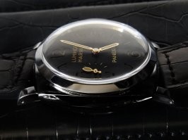 Полагаю, достаточно фотографий. Очевидно, что сильно выпуклые стёкла для часов существуют. Свой вариант я более чем аргументировал. Ваш вариант кошелька с натяжкой тоже можно принять, но натягивать надо сильно! ))