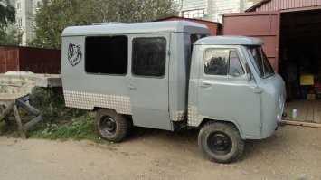 Батя рассказывал, ехали они с рыбалки с мужиками вчетвером в машине, батя сидел сзади. Впереди по трассе ехал УАЗ -головастик (как на картинке) с будкой, у которой сверху был люк крышку которого телипало на ходу набегающим встречным потоком. И вдруг эта крышка люка, а это лист металла где то 40х60 сантиметров отрывается и летит как фанера прямо им в машину, едущую сзади, углом врезается в лобовое стекло сзади едущих и застревает в стекле прямо возле лба водителя. Настолько все это произошло неожиданно и быстро, что батя говорит когда сразу остановились, руки водилы от руля отдирали, вытаскивали его из машины чтобы покурил, успокоился, настолько он был в шоке.