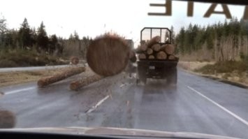 а если бы в легковую и зацепом в стекло?
