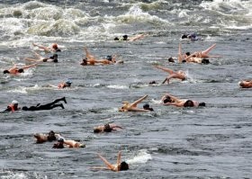 «Bubble Baba Challenge» - сплав по Лосевскому порогу реки Вуокса на надувных секс-куклах.

Веселая такая шиза...