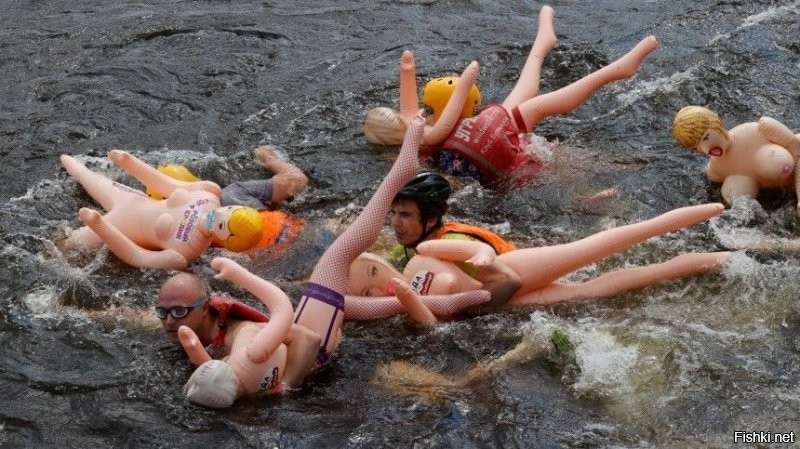 «Bubble Baba Challenge» - сплав по Лосевскому порогу реки Вуокса на надувных секс-куклах.

Веселая такая шиза...