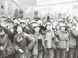 Они были опасные не по одиночке, а скопом...
Когда на тебя нападёт человек 20-30 с палками, тут уже не  до  шуток будет.