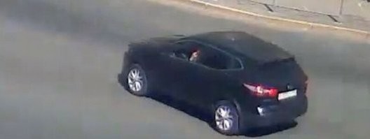 То что нисан проспал это факт, но как? Ну, похоже он там в смартфоне сидит, возможно им же от солнца прикрываясь. В итоге спецсигналы он слышал бог знать от куда и первым делом проверил зеркала, так и не выпуская смартфон из рук.