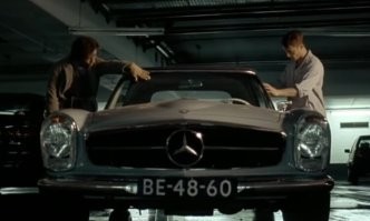 Mersedes 230 SL небесного цвета.