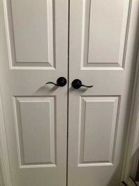 Вообще не понятно зачем две ручки на двустворчатой двери?... Типа под настроение что ли: "Сегодня левую створку зафиксирую, чтобы правую открывать, а завтра наоборот сделаю"? Ну бред жешь?