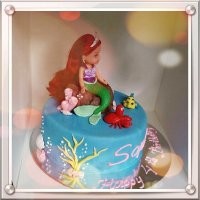 Куколка настоящая, ноги обернуты в пленку и вставлены в торт