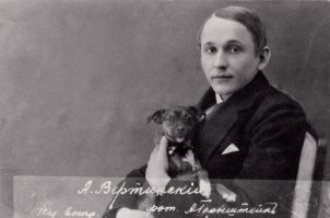 С таким папой не стать звездой трудно. Взяла много от отца, часть от экзотичной мамы и вышла неимоверная красотка.