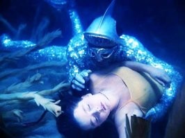 На съемках "Человека - амфибии" ей было всего 17 лет .