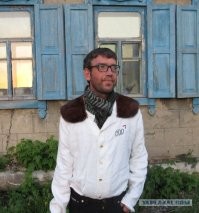 Кстати, это совсем не альфач , а уже весьма успешный на просторах youtube фунфурье  и кутюрье Денис Дыркин. У него даже деконтатор есть!
«К вам из Ордынки приехал Дэн Дыркин». Так начинается каждое видео блогера Дениса Дыркина из Новосибирской области. Мужчина живёт в селе Ордынское (также его называют Ордынка и Ордынск)