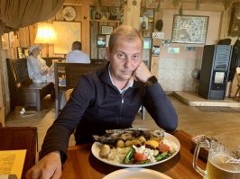 Позавчера , просто хотел поесть , Юрмала , 10 евро пиво 0,5 и блюдо , это селедка на гриле и овощи , сытно и питательно .