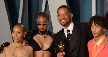 Уиллу Смиту и Джаде надо сделать ДНК-тест. Родители симпатичные, дети несимпатичные точно. Может в роддоме перепутали? )))