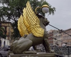 Грифоны, дарующие богатство
Если говорить о животных – символах Санкт-Петербурга, то в первую очередь вспоминаются львы, в том числе, крылатые, которых по петербургской традиции именуют грифонами. С ними тоже связаны легенды об исполнении желаний.

Например, крылатые львы на Банковском мосту помогают в решении финансовых проблем, что не удивительно, так как по древним легендам грифоны стерегут золото.

Величественные фигуры этих красивых существ установлены на мосту через Екатерининский канал (ныне канал Грибоедова) в 1826 году. Отлил их из чугуна скульптор Павел Петрович Соколов. Уже тогда грифонам придавали символическое значение хранителей сокровищ, так как рядом располагался Ассигнационный банк.

Чтобы получить помощь от крылатого льва, нужно совершить специальный ритуал: погладить зверя по золоченому крылу и положить монетку рядом с передней лапой. Если это не принесет богатства, то собиратели городских легенд советуют использовать экстравагантный, но более надежный способ. Надо поцеловать стажа золота чуть выше основания хвоста и потереть то бедро льва, которое расположено ближе к Казанскому собору. А потом обязательно заплатить, положив монетку.

Говорят, грифоны с Банковского моста способны исполнить и другие, не связанные с богатством желания. Но для этого необходимо забраться на постамент и, засунув руку в львиную пасть, попросить о помощи.

Способностью исполнять желания наделены и другие грифоны, расположенные на Университетской набережной рядом со знаменитыми сфинксами, привезенными из развалин древних Фив в 1832 году. Этим удивительным скульптурам 3,5 тысячи лет.

Грифоны, оформляющие каменные скамьи в парапете набережной, значительно моложе. Они установлены здесь в 1834 году, а в конце XIX века исчезли. В 1959 году скульптуры восстановили по старым литографиям.

Четыре бронзовых крылатых льва, охраняющих скамьи, изображены не полностью – из камня выступает только передняя часть туловища и крылья. Но, несмотря на некоторую «неполноценность» грифоны вполне доброжелательны и охотно исполняют желания тех, кто рискнет положить им в пасть руку, а потом погладить по голове. А чтобы желание исполнилось наверняка, лучше в это время внимательно смотреть на сфинкса. И судя по отполированным до блеска мордам грифонов, находится немало желающих получить их помощь.