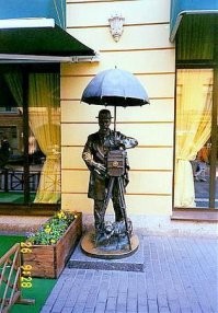 Фотограф, Фонарщик и Остап Бендер
Государю, заботящемуся о своих подданных, по статусу положено прислушиваться к их просьбам. Но желания могут исполнять и обычные люди, и литературные персонажи, точнее, памятники, прототипами которых они являются. Например, в Петербурге есть Фотограф, Фонарщик и Остап Бендер. Так называются персонажи жанровой скульптуры, приносящие удачу и помогающие в реализации мечты тому, кто их попросит.

Малая Садовая, наверное, самая счастливая улица города на Неве, потому что здесь находятся не только «счастливые» кошки, но и памятник Петербургскому фотографу, известный, как одно из мест, где исполняются желания. Бронзовая фигура мужчины в котелке со старинным фотоаппаратом и элегантным зонтиком появилась тут неслучайно.

В доме № 3 на Малой Садовой в 30-х годах прошлого века располагалось популярное в городе фотоателье. Его владелец и стал прототипом скульптуры. Карл Карлович Булла был непревзойденным мастером своего дела и основателем целой династии петербургских художников. Их работы могут считаться иллюстрациями к истории города XX столетия.

Двухметровая фигура фотографа, отлитая из бронзы скульптором Борисом Петровым и архитектором Ларисой Домрачевой, появилась здесь в 2003 году.

В настоящее время к Петербургскому фотографу приходит много туристов, чтобы сфотографироваться с ним не только на память, но и на удачу. По городским поверьям, если хорошо попросить бронзового мастера, то такая фотография гарантирует скорое исполнение желания. А чтобы добиться успеха в делах финансовых или обеспечить процветание бизнеса, достаточно сцепиться с Фотографом мизинцами так, как «мирятся» дети.

Памятник питерскому Фонарщику   на Одесской улице напротив дома, где появились первая лампа накаливания и первый электрический фонарь. Там размещалась мастерская Александра Николаевича Ладыгина, после изобретений которого исчезла ранее уважаемая в городе профессия фонарщика. Возможно поэтому бронзовый бородатый мужичок, присевший на ограждение проезжей части, немного грустный.

Авторы необычного и очень «живого» памятника   скульпторы Борис Сергеев и Ольга Панкратова. Появился Фонарщик на Одесской в 1998 году, и в городском фольклоре распространились слухи о его сверхъестественных способностях. Говорят, что бронзовый работяга может принести удачу и увеличить благосостояние, если потереть носки его обуви. Правый сапог отвечает за официальные доходы, а левый – за «левые» деньги. Достаточно посмотреть на скульптуру, чтобы понять – приходящие сюда просители хотят любых денег – оба сапога фонарщика начищены до блеска.

На итальянской улице любителей загадывать желания ждет бронзовый Остап Бендер. Памятник, который изготовили скульптор Дмитрий Чаркин и архитектор Вячеслав Бухаев, появился в 2000 году рядом с рестораном «Золотой Остап».

Великий комбинатор, как и при жизни, элегантен, загадочен и слегка небрежен, но крепко держит счастливый стул. Чтобы поймать финансовое счастье нужно потереть Остапу нос и посидеть на заветном стуле. Правда, собиратели городских легенд считают - неизвестно, тот ли это стул, поэтому надежда на удачу и исполнение загаданного туманна. Как кому повезет.