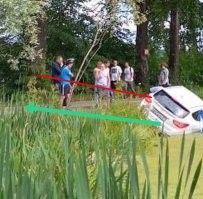 Пф... Тоже мне проблема . 

Одним тросом якорится за дерево. 
Вторым тянется на дорогу.