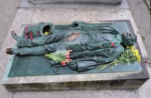 В Париже на кладбище Пер-Лашез похоронен журналист Виктор Нуар ,который погиб от руки родственника императора Франции.Но смерть журналиста не стала напрасной   ее активно использовала оппозиция для агитации против Бонапартов. Можно сказать, что  смерть Виктора Нуара стала одним из важных факторов, послужившим началом конца монархии, которая вскоре перестала существовать.                                                               
   На надгробие не пожалели средств и заказали его у известного скульптора Жюля Далу (Jules Dalou). Памятник изображает Виктора Нуара лежащим на спине сразу же после рокового выстрела.
   Сегодня невозможно определить, была это оплошность мастера или некий замысел, но у бронзового Нуара сквозь брюки отчетливо выпирает мужское достоинство. Долгое время это обстоятельство лишь удивляло гостей кладбища, но в 1970-х кто-то пустил слух, что потерев промежность и поцеловав памятник в губы, можно улучшить сексуальную жизнь и забеременеть.