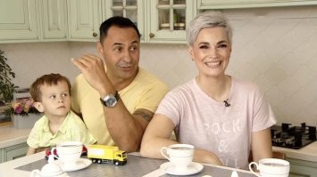 Тревел блогер, как это по-русски? Вспомнил - жена Костюшкина!