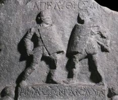 Абсолютно правы. Да и есть же достоверные источники, вот, например, сохранилась древнеримская плита с изображением боя двух женщин-гладиаторов (сохранились даже их прозвища - Amazon и Achilia). Две здоровенные мужеподобные бабищи. Да сами посмотрите.
