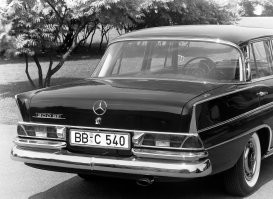 Это Mercedes-Benz W112, он же 300SE. У него ручка на АКПП на руле была. Вот вам фото из Германии - ручку АКПП на руле прекрасно видно.