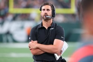 Судя по форме, это не тренера, а физруки в школе. 
В NFL я не помню ни одного главного тренера бегемота. Даже Билл Билличек в его 70 лет, в хорошей форме. 
Вот настоящие тренера.