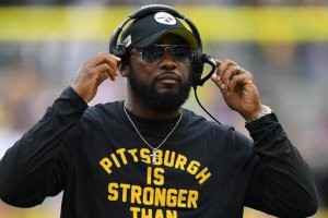 Судя по форме, это не тренера, а физруки в школе. 
В NFL я не помню ни одного главного тренера бегемота. Даже Билл Билличек в его 70 лет, в хорошей форме. 
Вот настоящие тренера.
