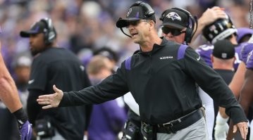 Судя по форме, это не тренера, а физруки в школе. 
В NFL я не помню ни одного главного тренера бегемота. Даже Билл Билличек в его 70 лет, в хорошей форме. 
Вот настоящие тренера.