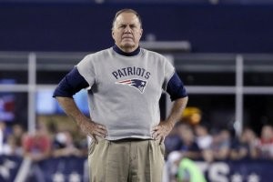 Судя по форме, это не тренера, а физруки в школе. 
В NFL я не помню ни одного главного тренера бегемота. Даже Билл Билличек в его 70 лет, в хорошей форме. 
Вот настоящие тренера.