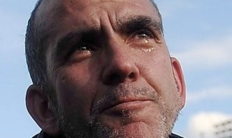 Собака не отходит от хозяина, которому оказывают помощь медики