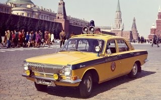 так то расположение цветов на ленте и на флаге только иное))) а так то вообще это и расцветка автомобилей милиции СССР тогда уж)))) и расцветка команды субару,   не стоит сильно нахлобучиватся этой темой, просто эти два цвета идеально подходят друг другу и не более))))))