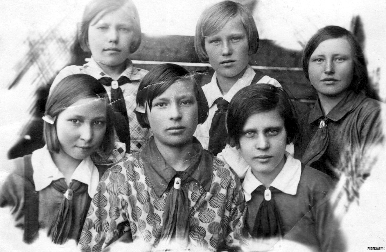 Одна мне напоминает Аду Махачеву (Киру Квин)