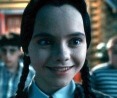 дословно не помню, кажется звучало так: 
- что она делает? 
- она ..улыбается.. 
- почему то мне страшно..