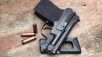 ПСС (индекс ГРАУ 6П28)   советский самозарядный пистолет, обеспечивающий бесшумную и беспламенную стрельбу на дальность до 50 метров. Выгодно отличается от ПБ компактностью, а от С4М и МСП   скорострельностью, что связано с применением специального патрона. При выстреле пуля выталкивается не пороховыми газами, а специальным поршнем, который, сообщив пуле начальную скорость, заклинивается в гильзе и запирает внутри неё пороховые газы.