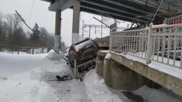 Это было год или 2 тому баба на ХС-90 с моста пиз---дану---лась и провода затормозили падение и она на рельсы чпокнулась.
